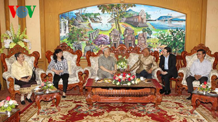 Tổng Bí thư Nguyễn Phú Trọng chúc Tết nguyên Chủ tịch Đảng, nguyên Chủ tịch nước Lào Khamtay Siphandone